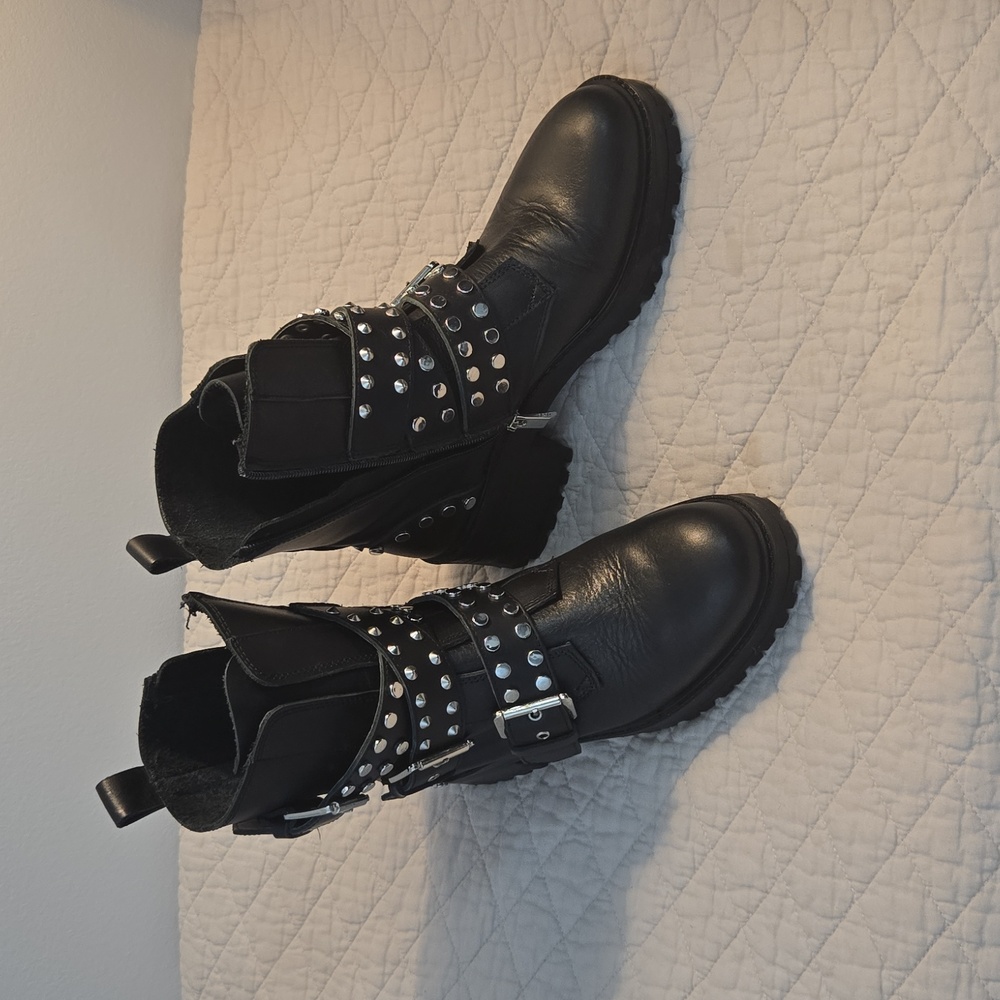Studded 100% leather Zara black boots